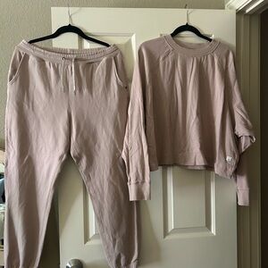 Vuori Women's Crew Neck Sweater in Light Pink